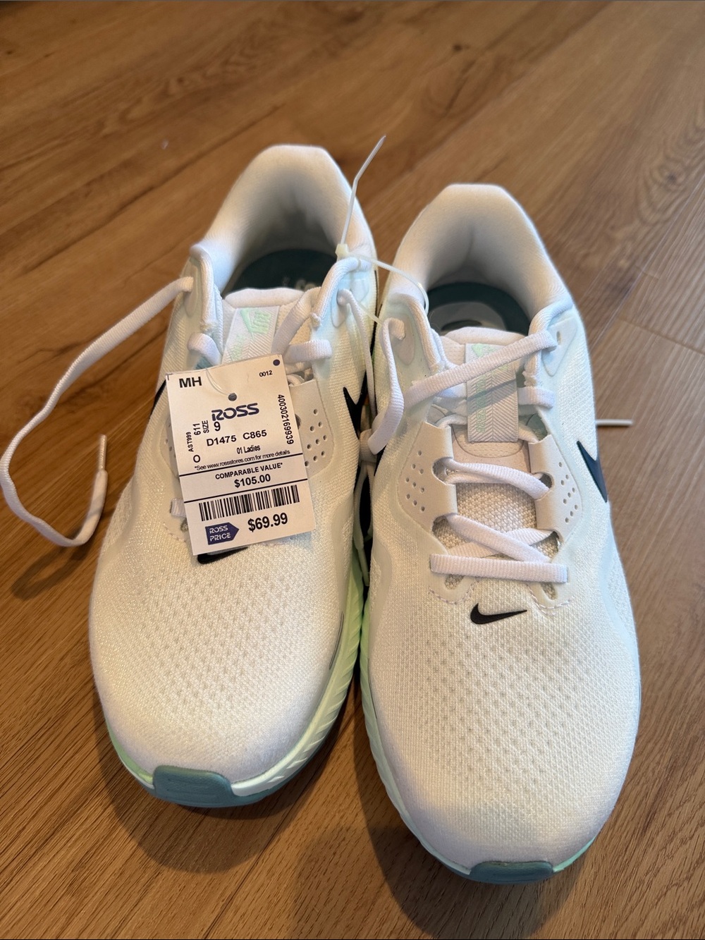 Beautiful Nike White Running Sneakers with Black Swoosh and Mint Highlights